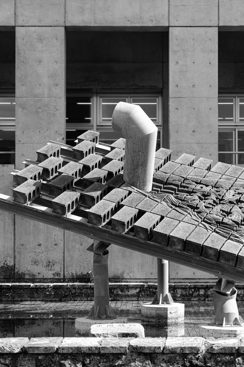 浦添市庁舎／コンクリートブロック・パイプ・H型鋼彫刻